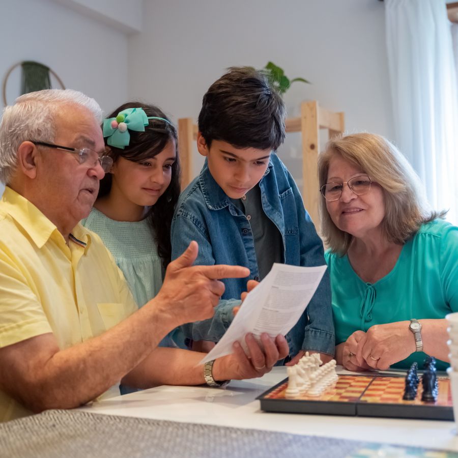 Familia jugando a un juego de mesa